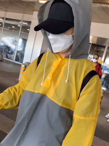 夸张@谭松韵复工, 本以为穿雨衣够夸张了, 看到手, 才知她防护做的多认真