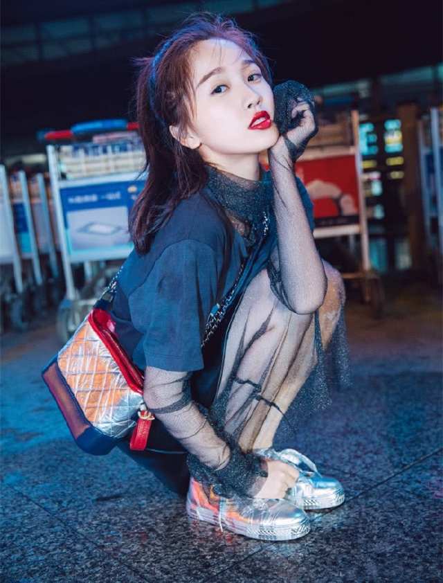 虞书欣真敢穿!连衣裙外穿T恤+皮裙,网友:不伦不类就服你