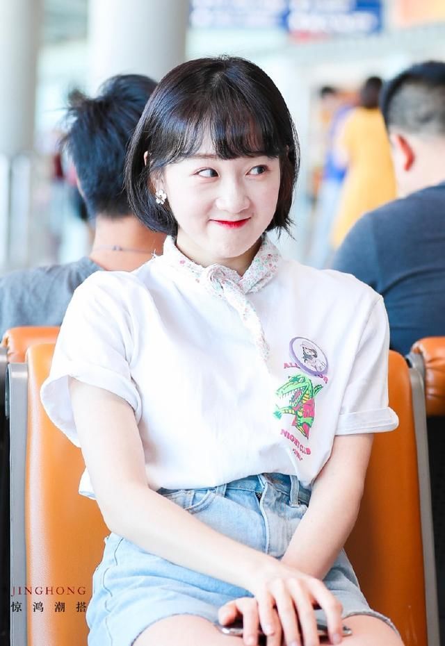 李子璇真会装嫩，23岁还穿小学生的衣服，却被裙子勒出了小肚子