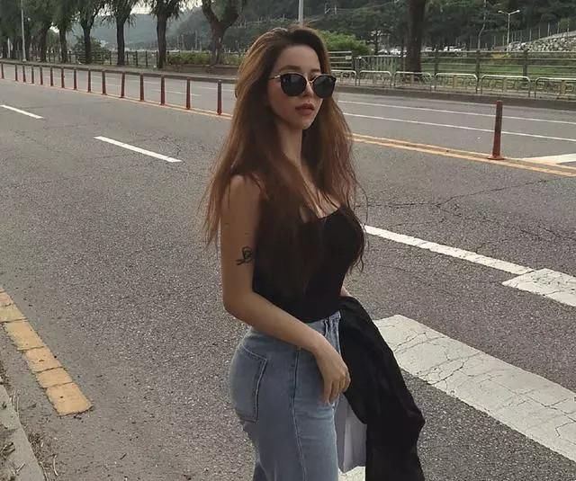 牛仔裤将腿型修饰得又细又笔直，展现美丽的女人迷人魅力