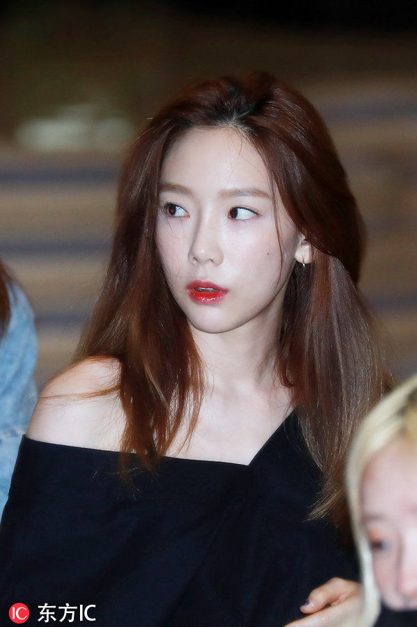 少女时代金泰妍露肩小黑裙非常撩，1米58也有傲人大长腿