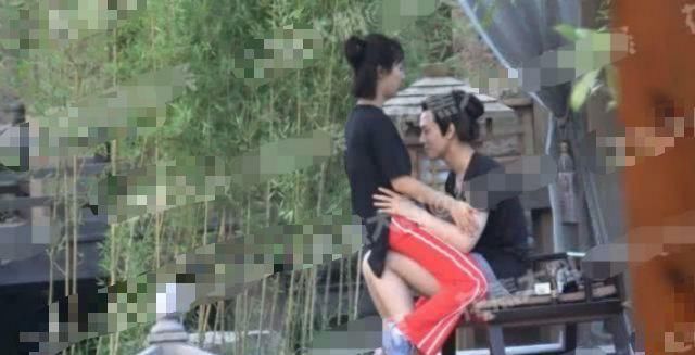 又一对情侣分手！探班坐大腿是假的？深夜删秒微博才是真的？