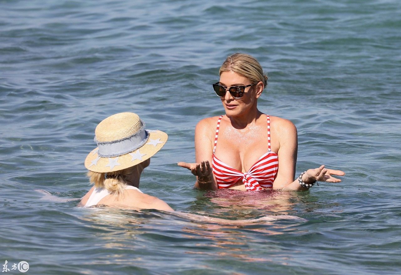 以色列超模Hofit Golan与朋友们在海滨俱乐部游泳 吊带泳衣秀美胸