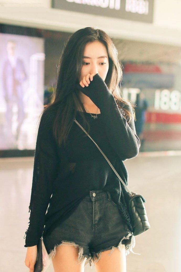 王梓薇的牛仔短裤太短了，幸亏穿有安全裤，网友:这腿可以出道了