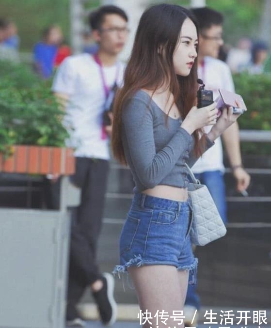笑嫣然■街拍:语笑嫣然的美女,一件休闲上衣配牛仔热裤,清新靓丽迷人