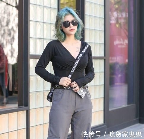  搭配：街拍腰若约素的小姐姐，一件蕾丝上衣配黑色短裙，时尚女神气质