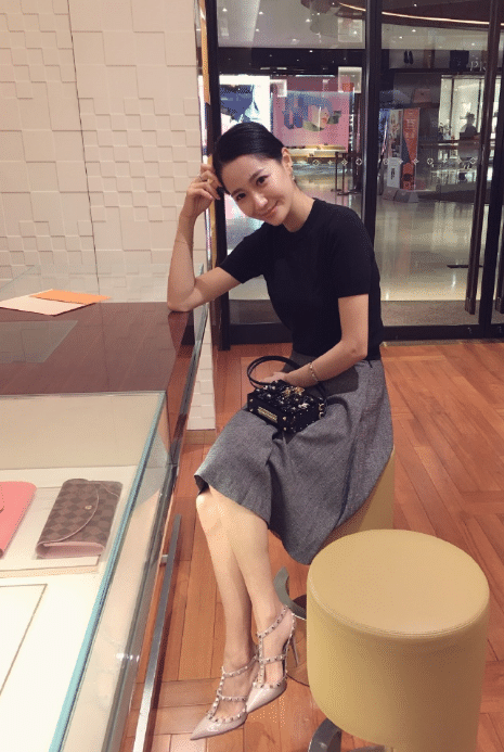『辣妈』街拍:爱穿尖头鞋的辣妈,年纪虽大美貌不能丢!