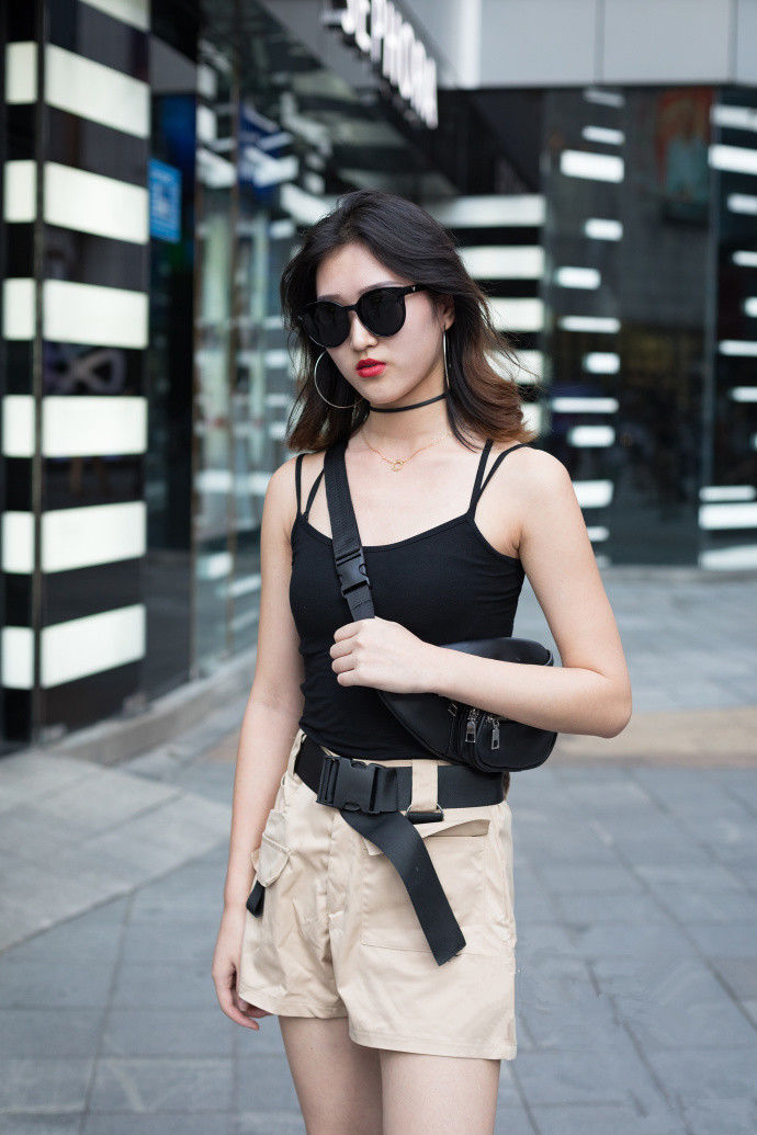 重庆街拍:小清新的夏季搭配风，有一种说不出来的优雅美感!