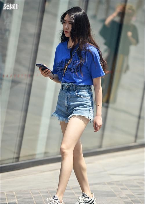  「晃眼」女神潮范儿美搭！街拍：夏日清凉性感美女，太晃眼了吧？（组图）