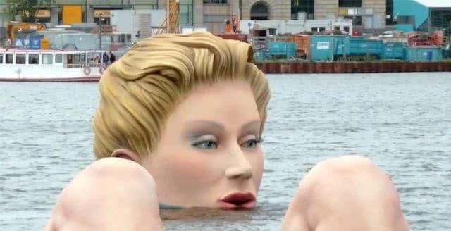 湖中出现的巨型“美人鱼”，被游客争抢着拍照