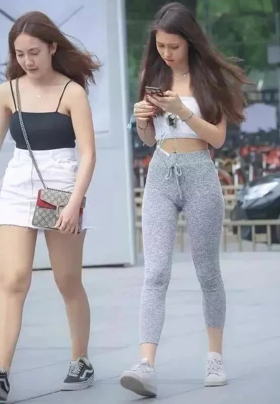 气质小姐姐健美好身材，运动紧身裤大秀紧绷好身材，就喜欢小粗腿