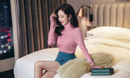 针织|李妍静一件紫色针织上衣配牛仔短裤