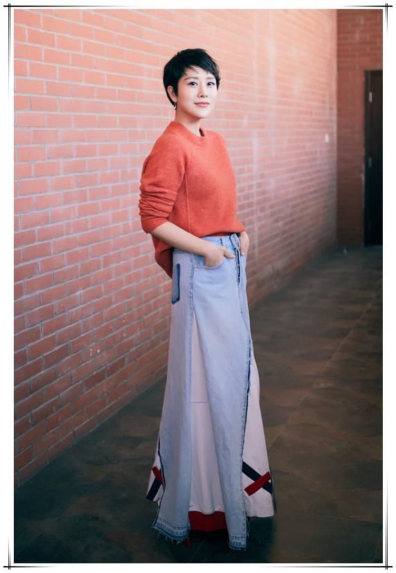 海清也把牛仔裤剪成四片贴在裙子上，网友:一定是我太土了