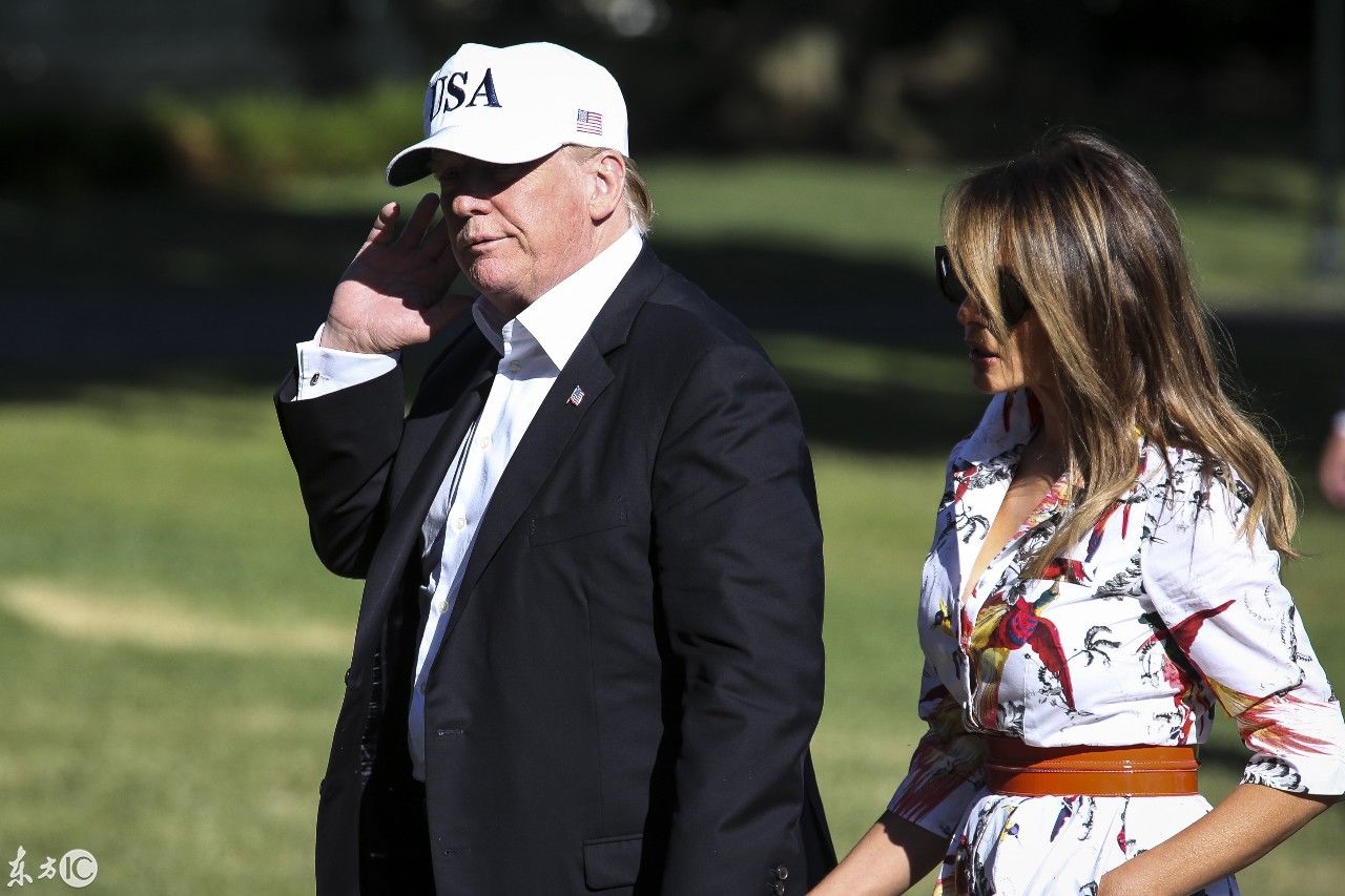 特朗普与第一夫人出门散步,手拉的真是紧 网友:看来是真爱啊!