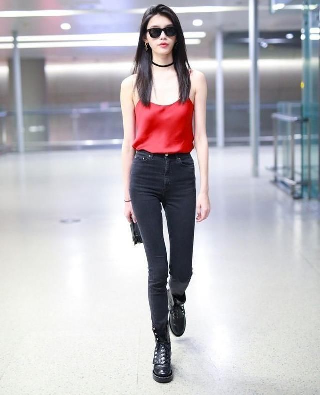 奚梦瑶厉害！这么紧的裤子也硬塞，大腿根的褶皱让人尴尬症都犯了