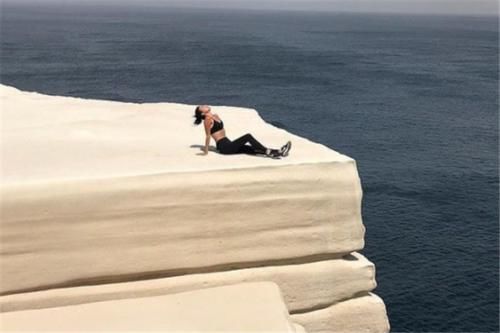 网红“蛋糕悬崖”致多人坠崖,设立栏杆禁止自拍,违者有巨额罚款