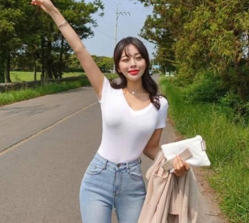 穿牛仔裤的美女，小姐姐穿出独特气质，让人看了过目不忘！