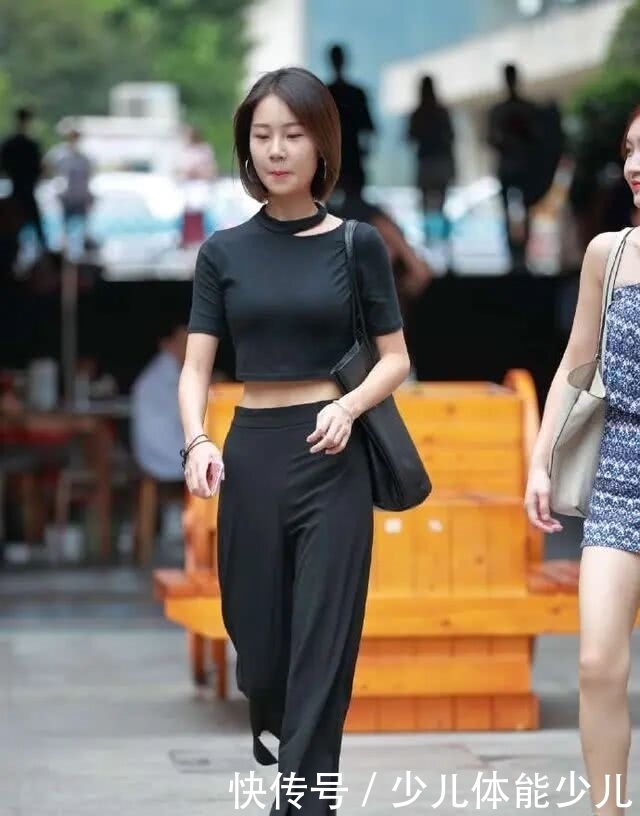  连体：女人过了40岁，阔腿裤不能乱穿，一不小心穿出“五五身材”！
