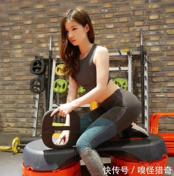 打底裤装扮展现美女不羁的风格和别样的个性，彰显的女神魅力十足