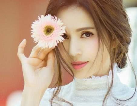  【神仙姐姐】旗袍照惊艳全网，还是当年的神仙姐姐，这颜值真52岁了吗？