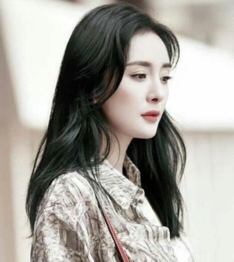 31岁杨幂一身中国风薄纱长裙参加嘉人之夜,简