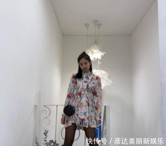  特别@早春外套别乱搭,毫不起眼的印花裙,教你成功吸睛扮靓