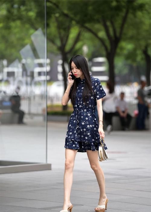  【选择】路人街拍，小姐姐选择白色运动风格的背心，显得很贵气
