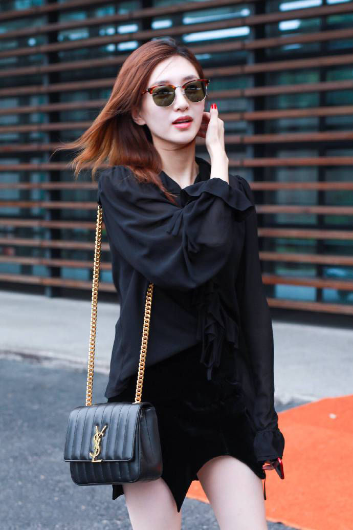 江疏影黑衣美腿性感街拍写真图片