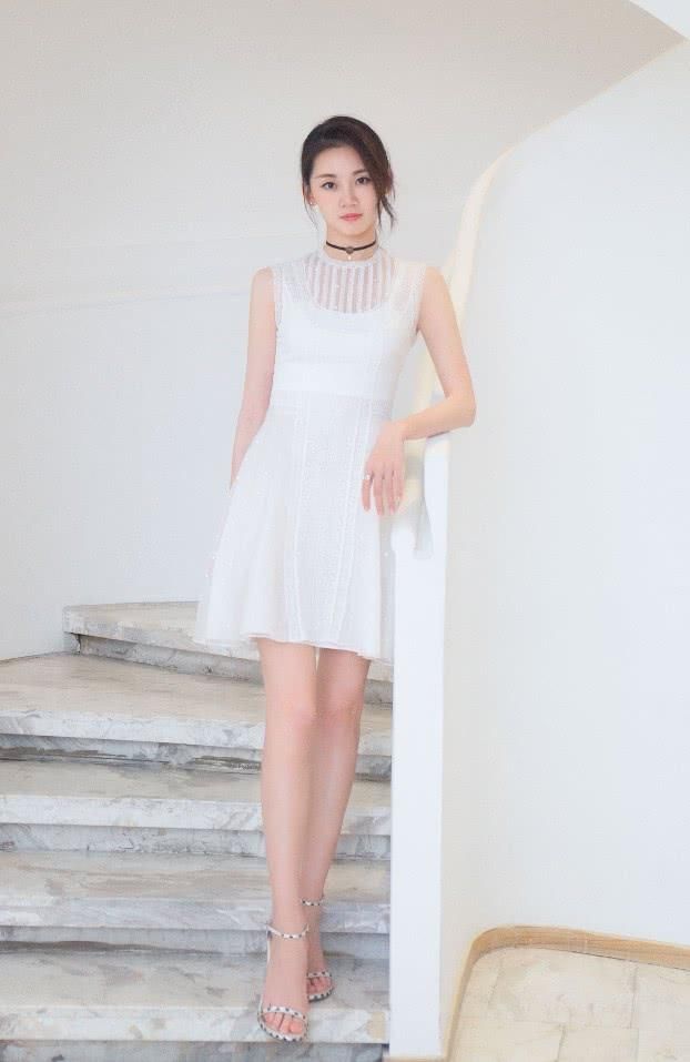 苗苗穿白裙美如仙，当看到她穿的黑白高跟鞋，才知道美丽的代价！