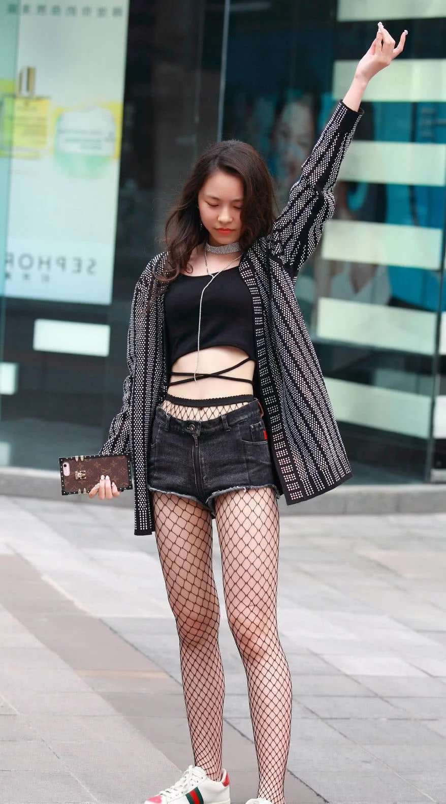 妙龄小姐姐黑色渔网袜套热裤，另类还是时尚，性感美腿招摇过市，