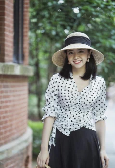 『高端』三木博主的穿衣风格真能抗!翠绿色波点衬衣配牛仔裤子,换一个遮阳帽更高端大气