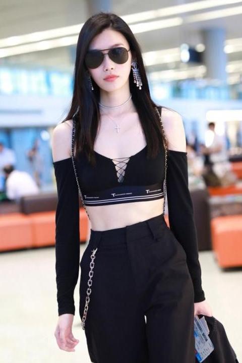 厉害了奚梦瑶！穿连衣裙开叉到腰，网友：腿长就是任性！