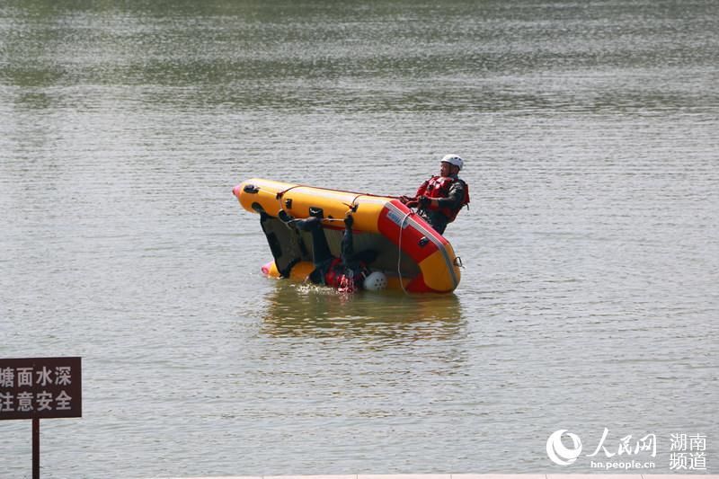  无人机■无人机冲锋舟齐上阵 湖南启动防灾减灾日集中宣传活动
