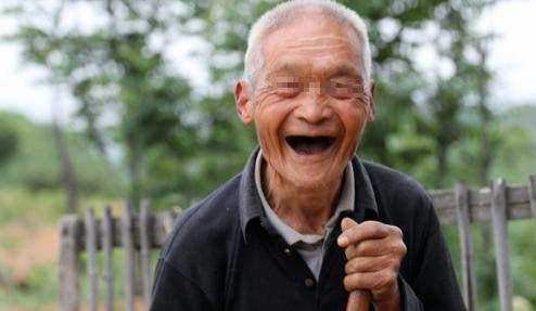 农村老汉救下被拐孩子，4年不敢报警，送到派出所后老汉傻了眼