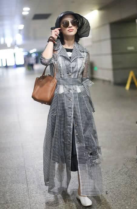 豪门太太黄圣依一身塑料亮相！35岁愣是嫩成15, 网友：杨子有福了