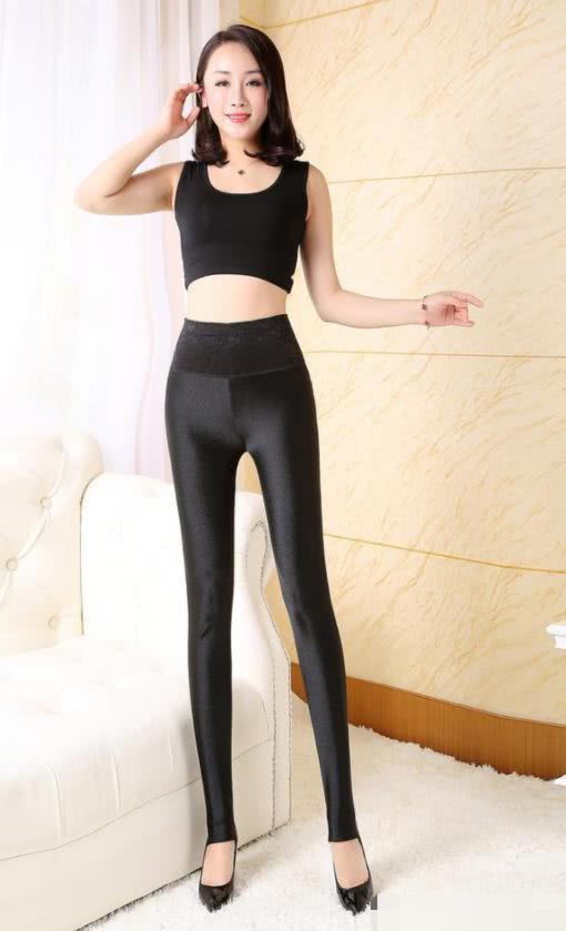 美女这样的打底裤穿搭，清凉又显修长身姿，你是否喜欢