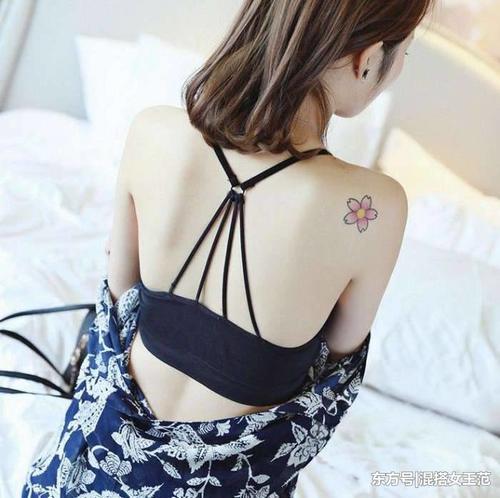 现在的姑娘真敢穿! 清凉性感的小衫直接穿出门, 美得让人窒息