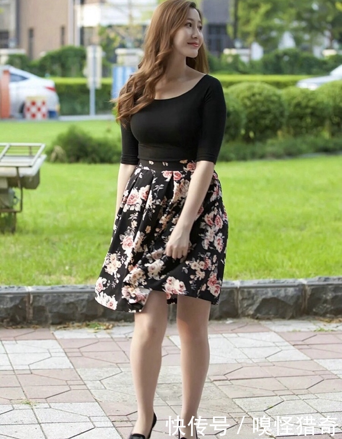 街拍：女生身材不错，演绎成熟唯美的碎花穿搭，让人大饱眼福