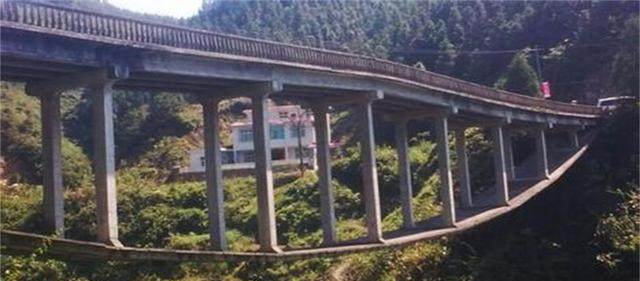 中国有一个桥梁在桥墩悬空下30年依然没有倒，这是什么桥