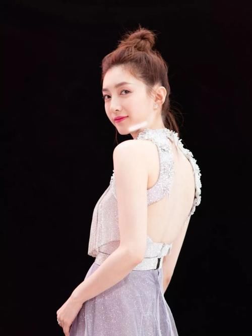 ⊙ 清爽又好看！倪妮娜扎刘亦菲夏天都在梳这个发型！