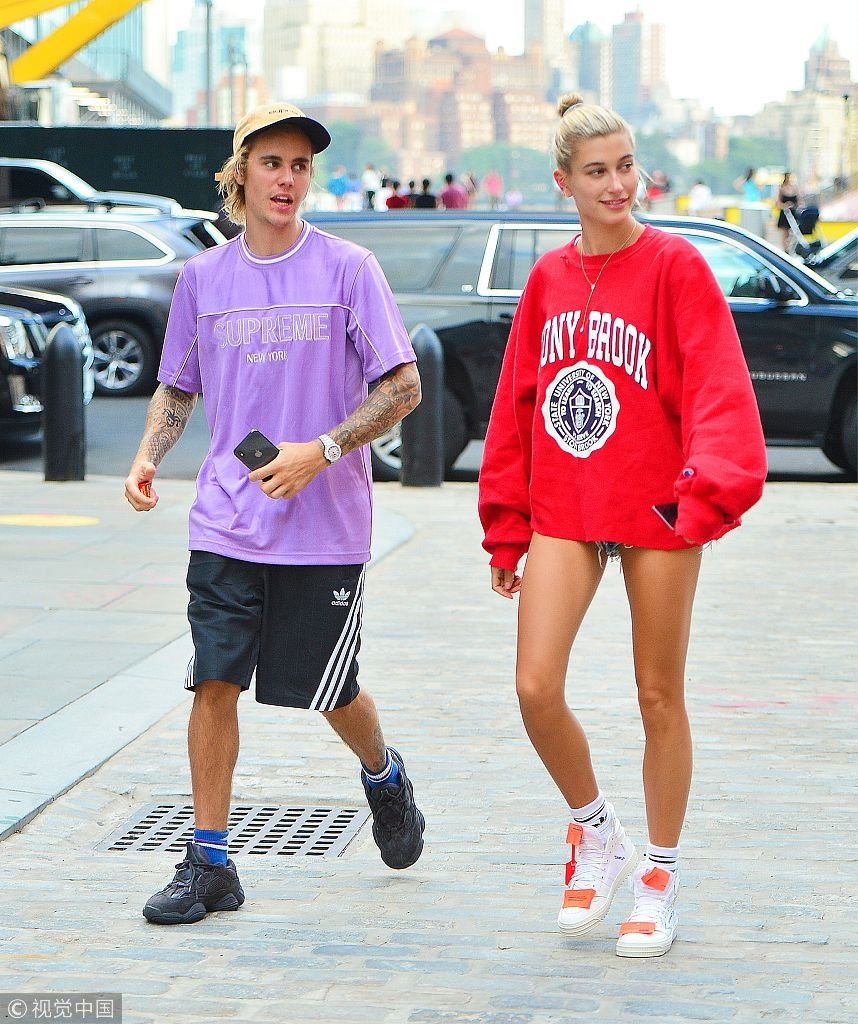 海莉带比伯回家见家长路上边走边玩 两人街头腻歪秀甜蜜躲角落激