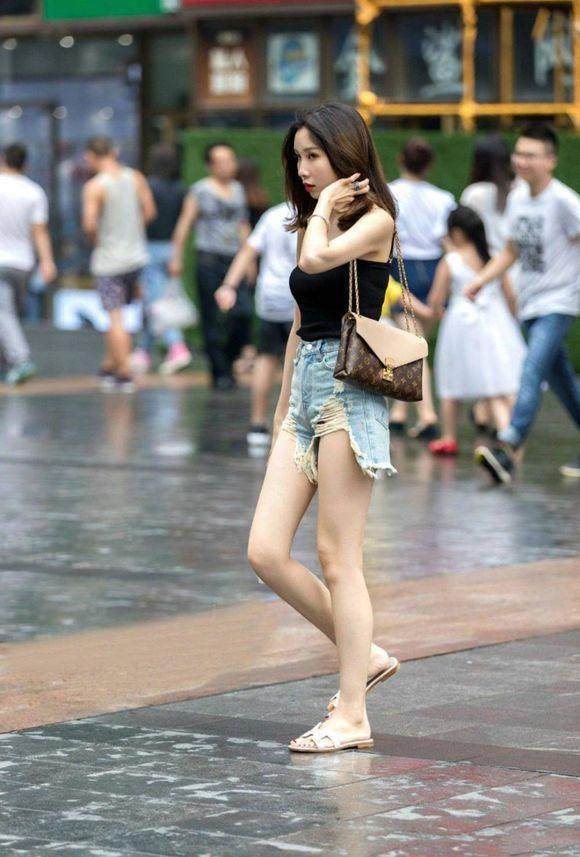 广州街拍: 牛仔热裤凸显白皙长腿, 紧身T展现傲人身材