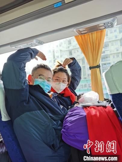  代表|95后“白衣战士”雷神山举行“战地婚礼” 12支医疗队代表组成亲友团