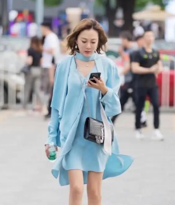 「花貌」街拍:雪肤花貌的美女,一条黑色的一字肩连衣裙,时尚魅力女神