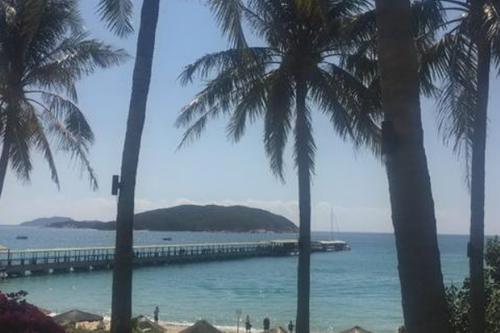 亚龙湾海边的游客已经不多了，海南的三亚旅游，慢慢恢复正常了吗