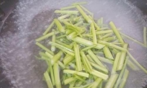  『发护发』白头发多吃黑芝麻不如吃它，养发护发，还能使白发变黑发