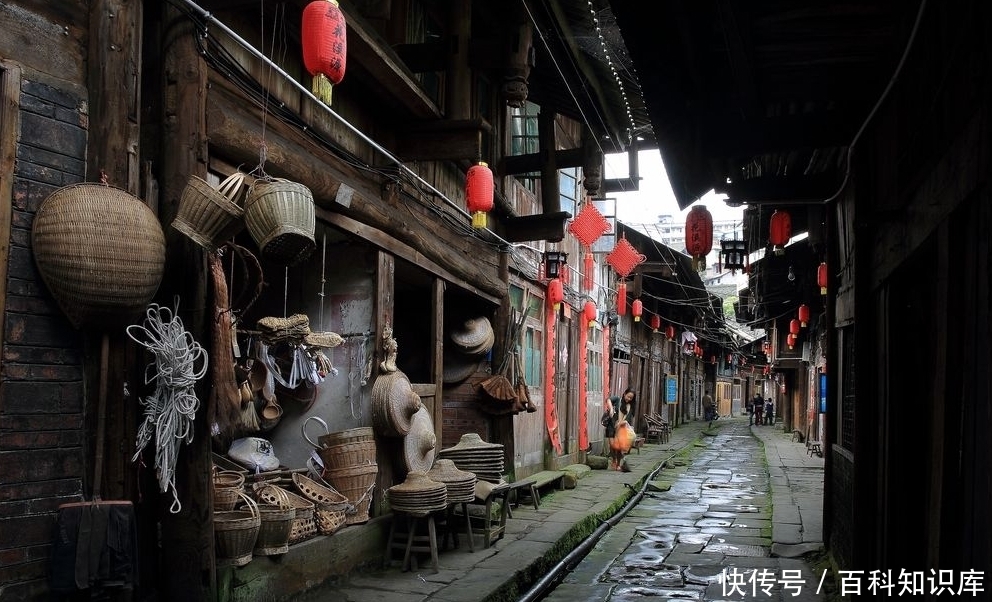 隐藏在峨眉山后的古镇，被称为五马归槽，美景不输丽江消费还低