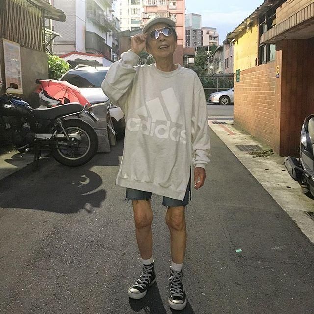 90岁奶奶的日常穿搭，这搭配吴亦凡看了都沉默，真是活到老潮到老