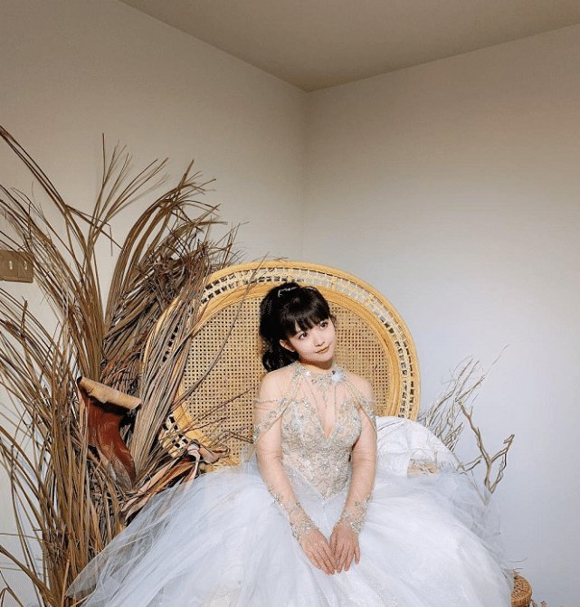  【婚纱照】赖美云这是手滑了? 婚纱照没p就直接发出, 手臂粗细让人意外