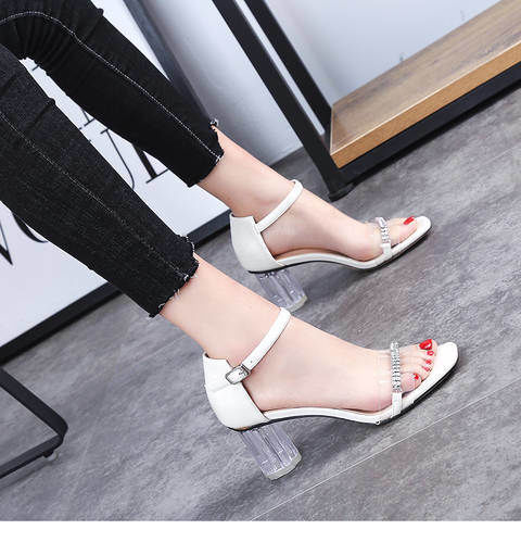 金属与透明胶垫结合的一字横带高跟鞋